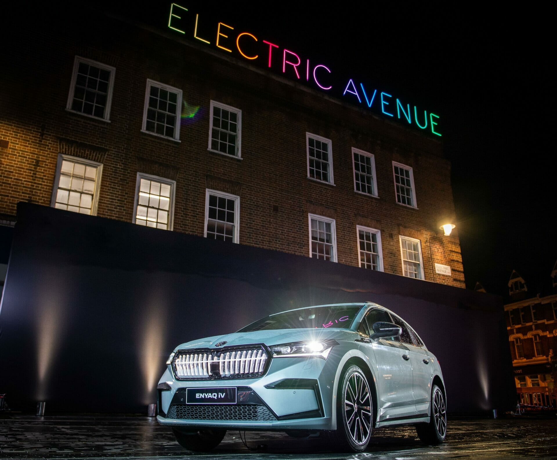 SKODA_EnyaqiV_ElectricAvenue004_fac95871-ec5d-4aea-b8f9-e27a4bd1ede3